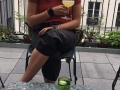 Alexa Elias en pleine dégustation